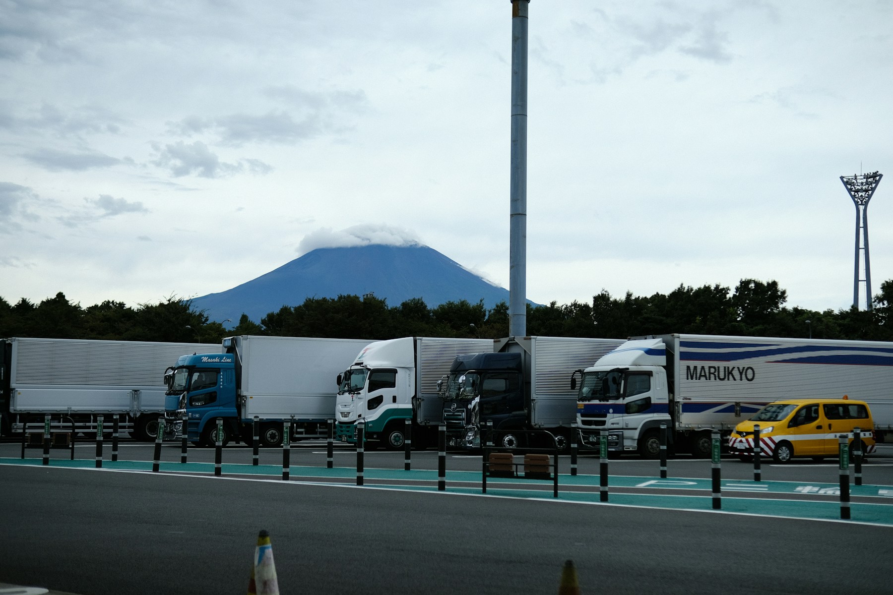 富士山を背景に並ぶ日本の物流トラック